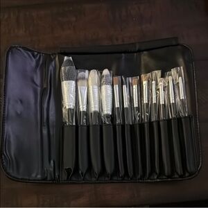 NWT Marilyn Monroe 12 Piece Makeup Brush Set in a Black Cosmetics Bag BRAND NEW!
